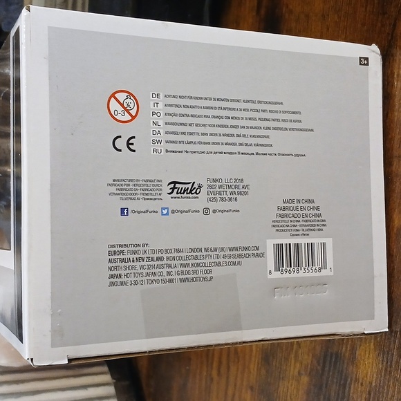 Funko Pop! Aquaman Deluxe with Black and Gold Accents - Picture 6 of 8